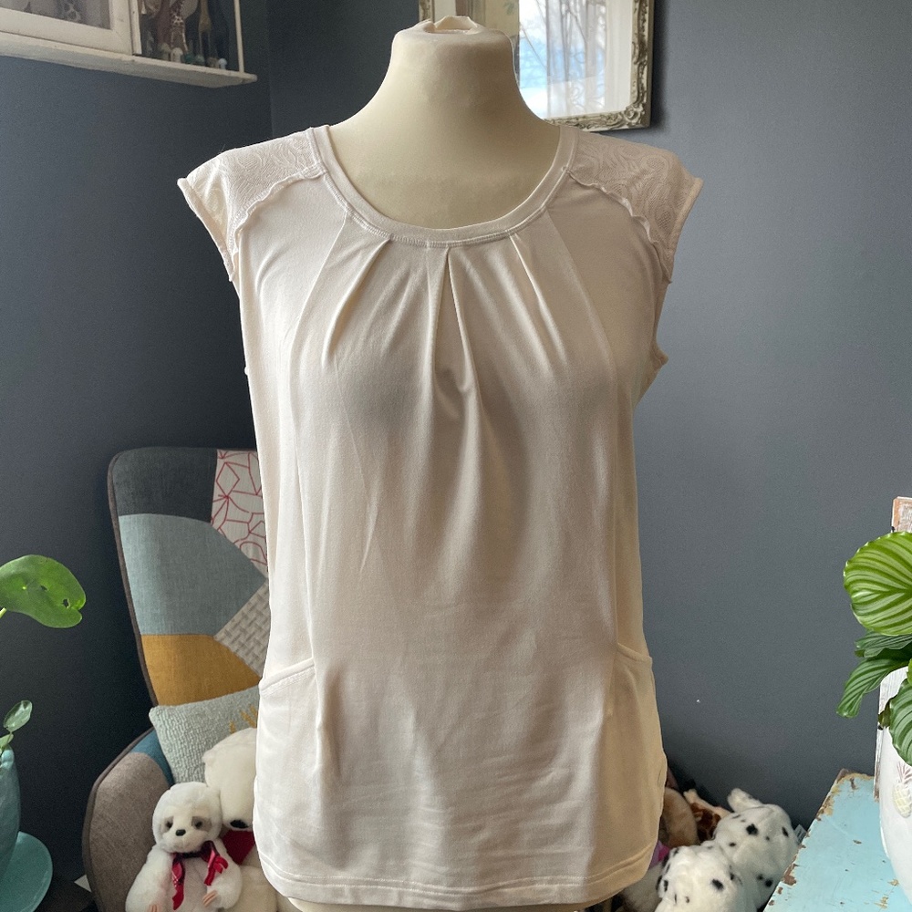 Stylish workout top! With pockets!